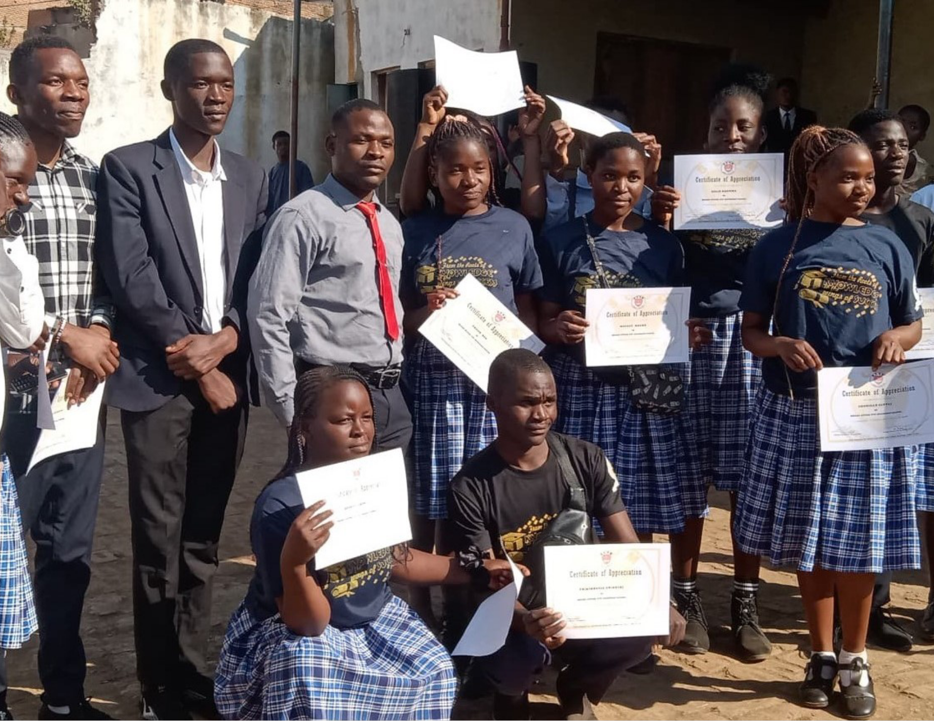 Students happy to have received scom certificats